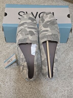 TOMS Women's Camouflage Slip-On Flats - Gray & Cream